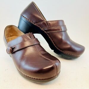 Dansko Brown Leather Solstice Button Lightweight Clogs, size 39 8.5 9